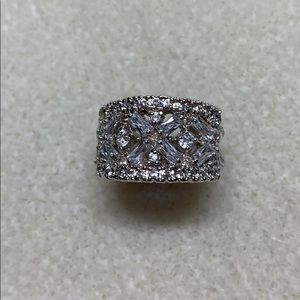 Costume jewelry cocktail ring - size 4.5-5